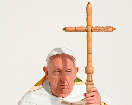 Papa Francisco sufre espasmo bronquial; su pronóstico sigue siendo reservado
