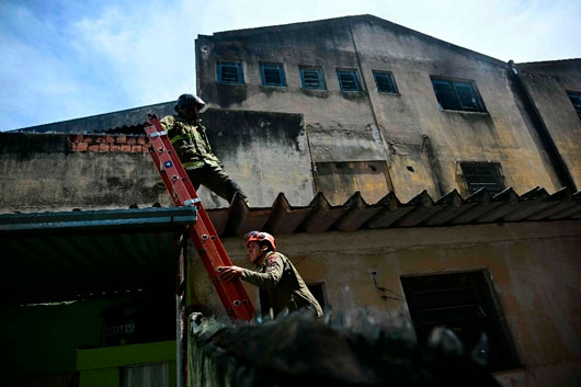 Incendio en fábrica de disfraces de Río de Janeiro deja 21 heridos