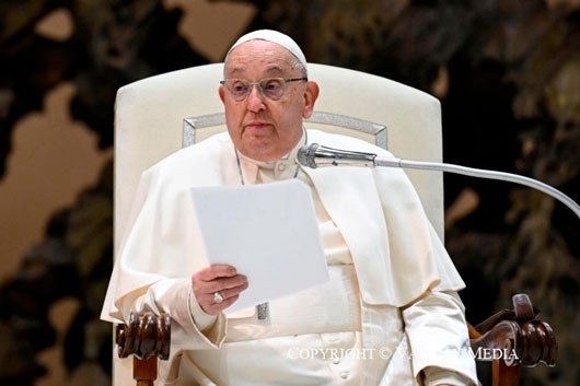 El Papa enfrenta una situación “compleja”, médicos cambian su tratamiento