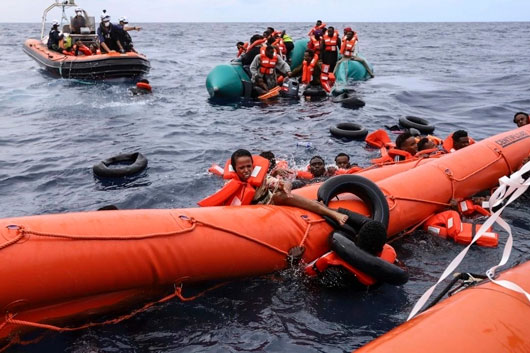 Rescatan a más de 50 migrantes de plataforma petrolera en el Mediterráneo