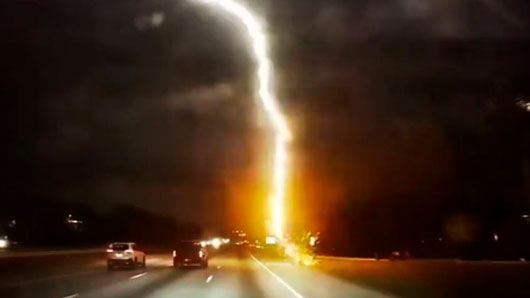 el impactante momento en que un automóvil casi es partido por un rayo en EU