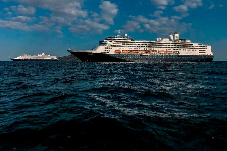Rescatan a turistas de EU y Canadá de un barco varado en las islas Galápagos