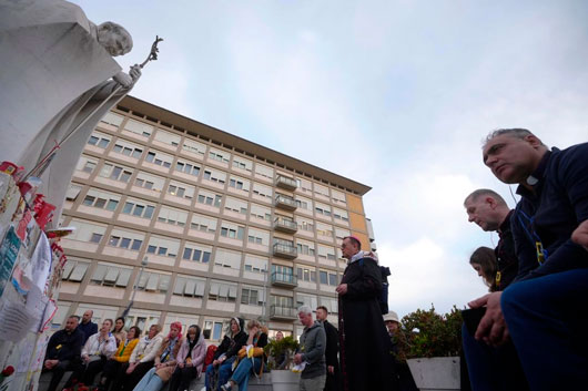 Mejoran pronóstico del papa Francisco; participa vía remota en retiro espiritual