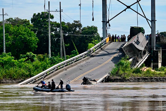 Colapso de puente en Ecuador deja tres muertos