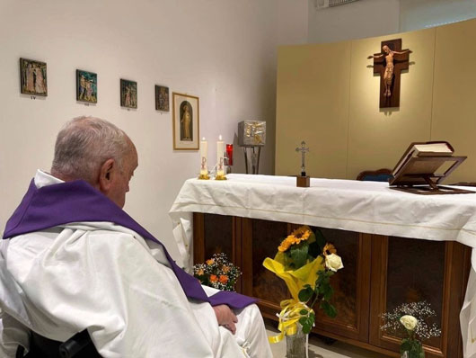 Publica el Vaticano fotografía del Papa en el hospital Gemelli