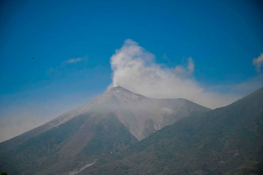 Evacuan a mil en Guatemala por erupción del volcán de Fuego