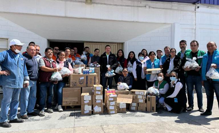 Entrega Sesa medicamento y material de curación a puesto de comando que combate incendio en Atltzayanca