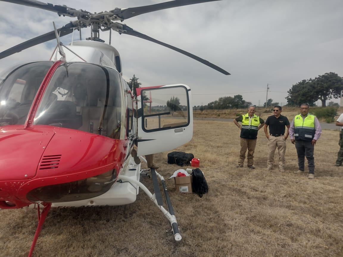 Helicóptero de Conagua se suma a combate de incendio en Atltzayanca