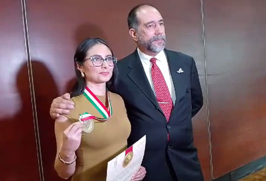 Recibió Diana Neri Carbajal la Medalla Francisco Gabilondo Soler Cri-Crí