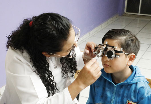 Entrega SEDIF más de 32 mil lentes a estudiantes y ciudadanos