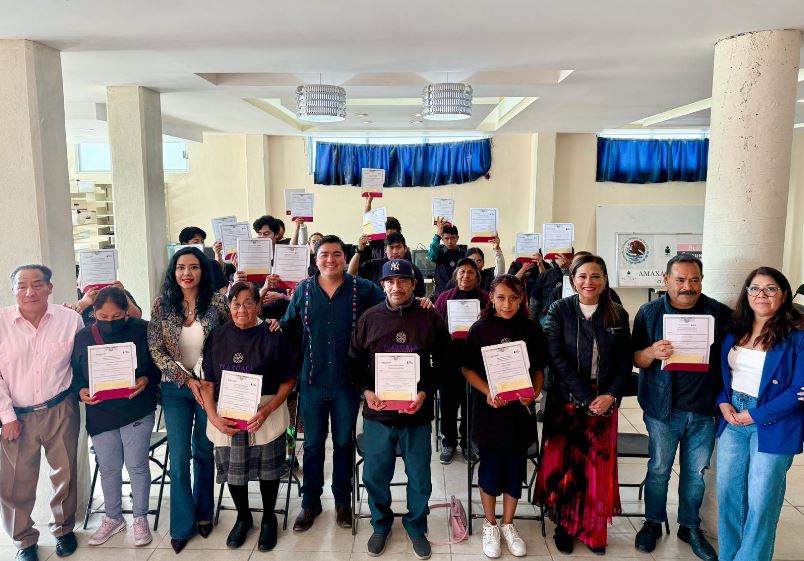 Educación transforma vidas en Amaxac; adultos y jóvenes reciben certificados de primaria y secundaria