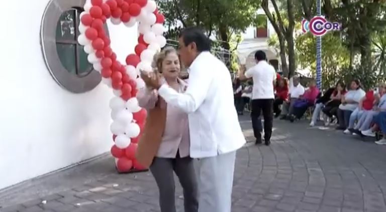 “Danzoneando con el Corazón” puso a bailar a familias de Apetatitlán