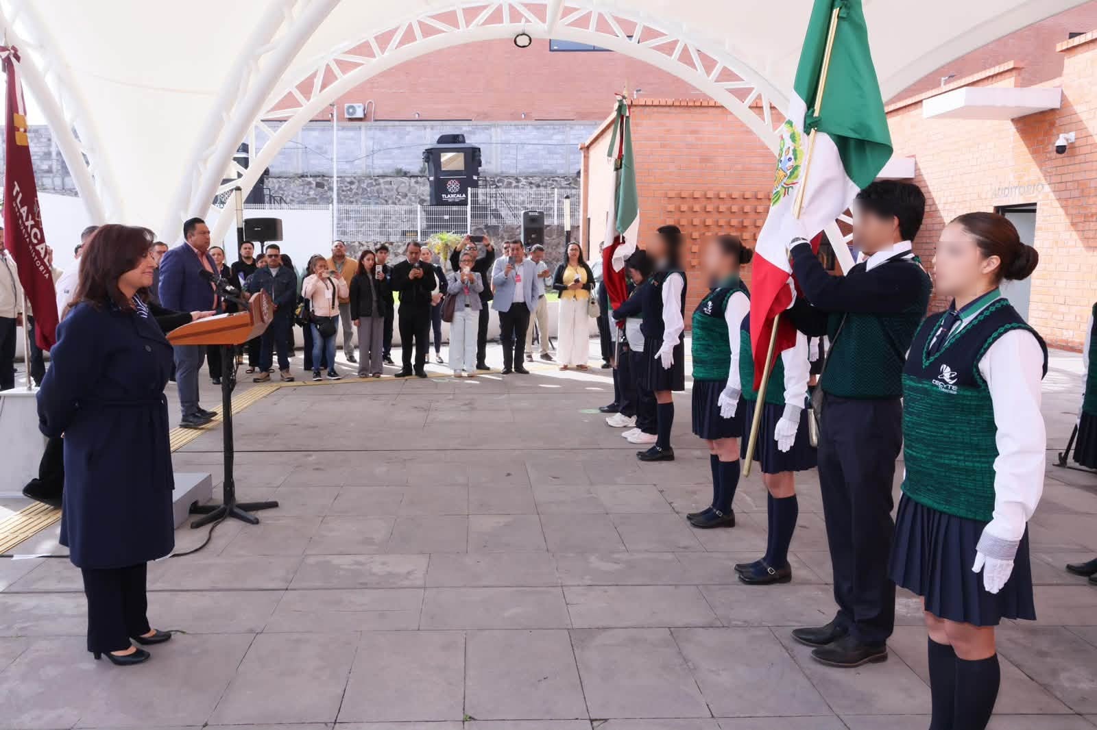 Abanderan a estudiantes del CECyTE que participarán en competencias internacionales