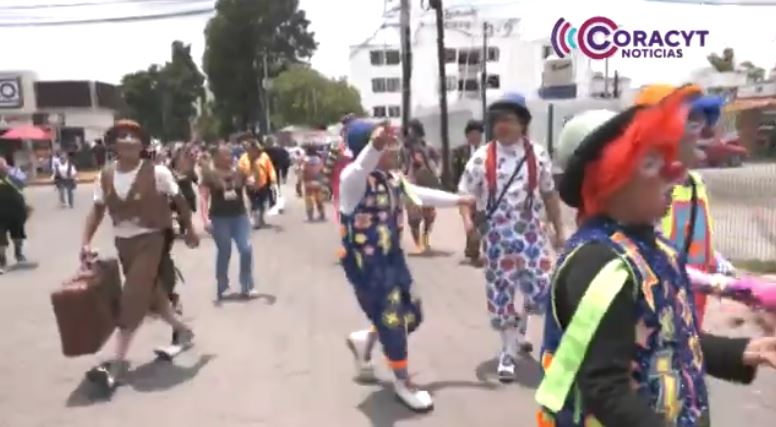 “Maratón de Payasos” llenó de humor las calles de Apetatitlán