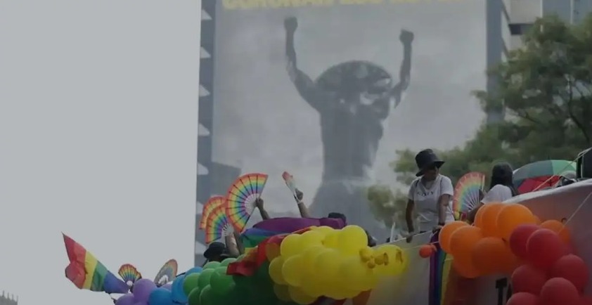 Avanza marcha del orgullo LGBTIQ+ sobre Reforma; exige derechos e inclusión