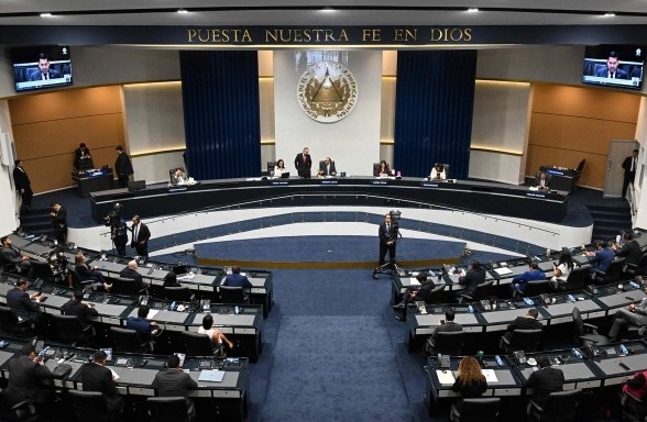 El Salvador aprueba prisión perpetua para menores criminales