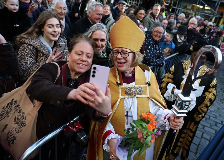 Sarah Mullally hace historia como la primera mujer primada en Canterbury