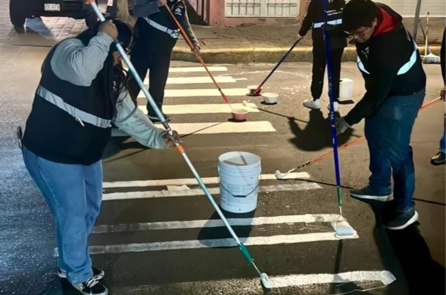 Cuadrillas municipales de Tlaxcala realizan labores nocturnas para mejorar la imagen urbana en la capital
