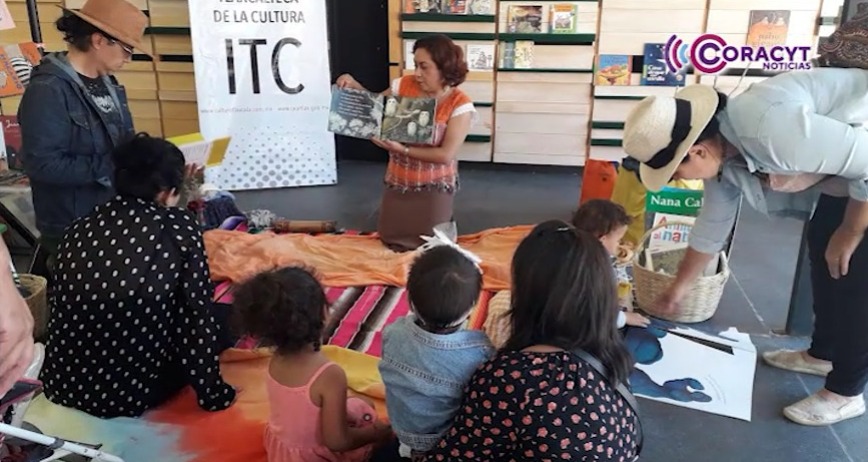 #8M | A través de la lectura, la docente Angelita Flores transforma a las  infancias