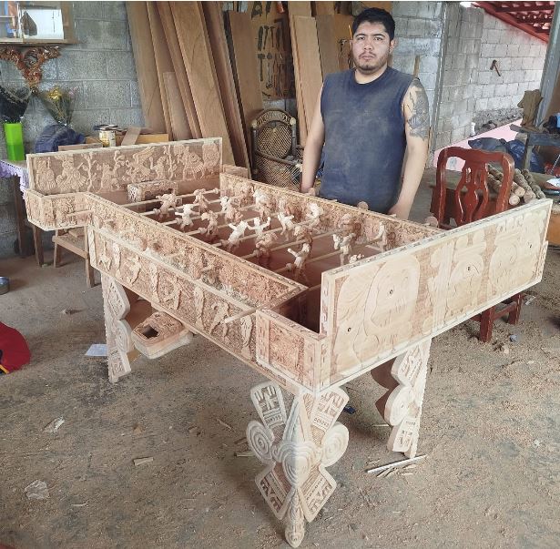 Artesano tlaxcalteca gana premio nacional con obra “Legado de Dioses” en madera tallada