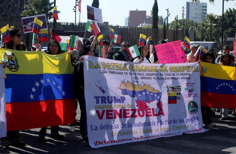 Colectivos marchan en CDMX exigiendo respeto a la soberanía de Venezuela
