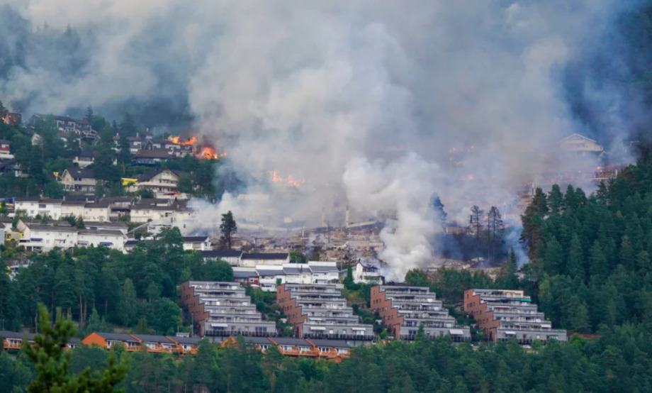 Incendio arrasa más de 100 viviendas en Noruega