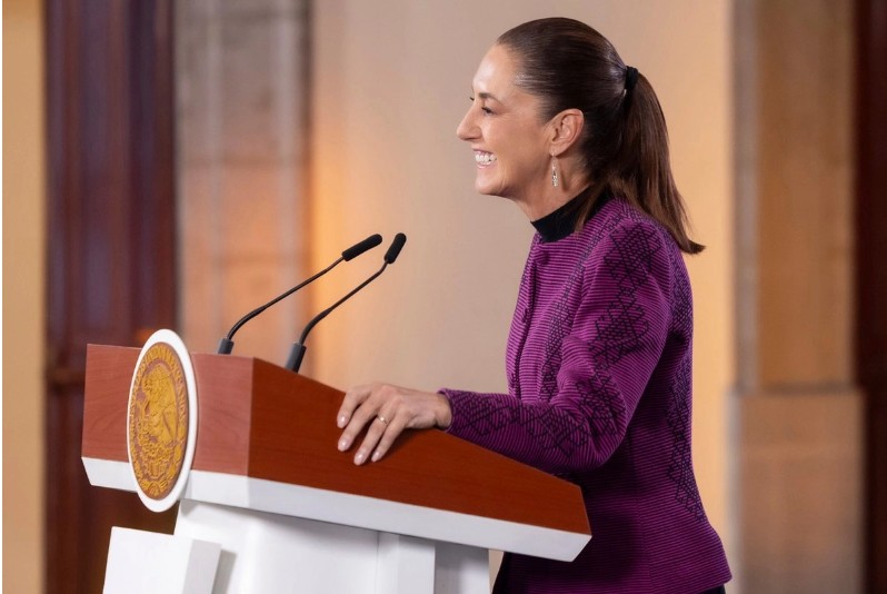 Urge presidenta Claudia Sheinbaum a limitar el uso de celulares en menores y regular uso de IA
