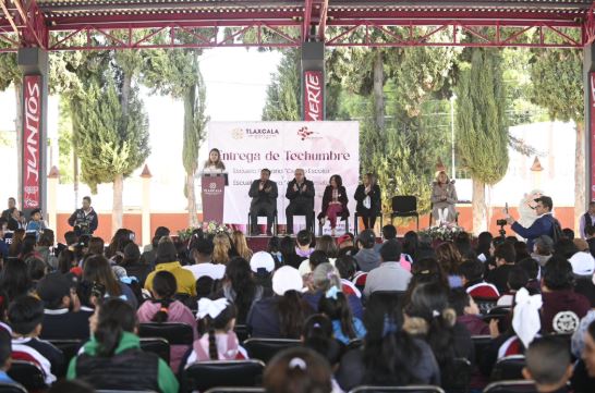 Inauguró gobernadora Lorena Cuéllar techumbre en primaria de Chiautempan