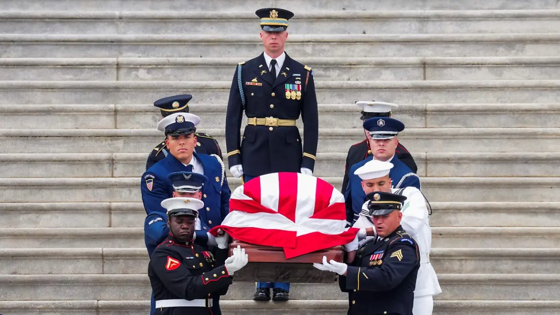 El senador de EU Lindsey Graham es homenajeado en el Capitolio antes de su funeral