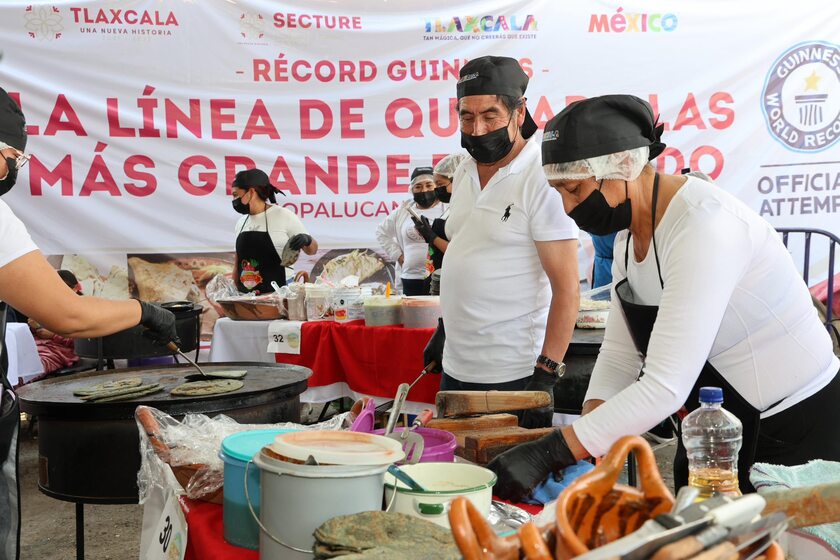 Celebran habitantes de Nopalucan la obtención del “Récord Guinness”